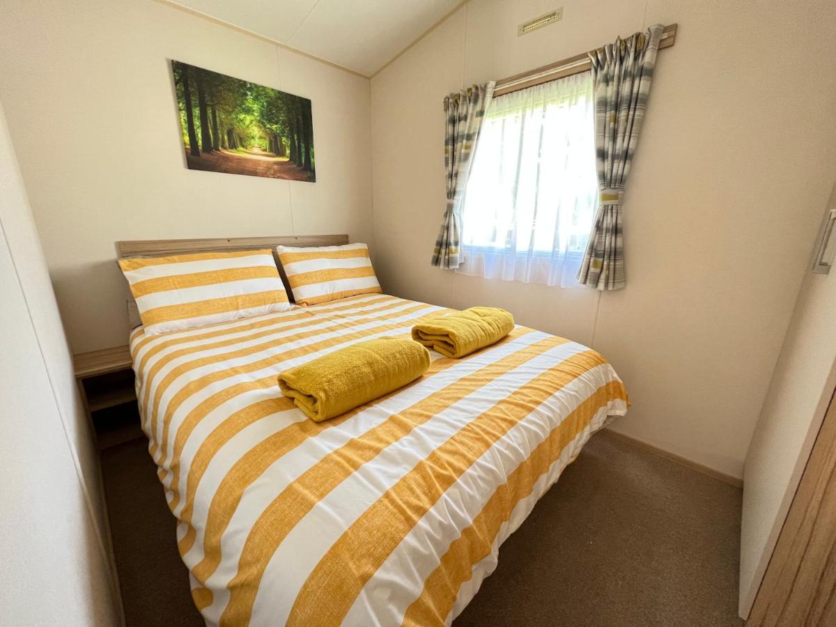 Mallard Corner, Cosy Cotswold Lakeview Lodge South Cerney Eksteriør billede