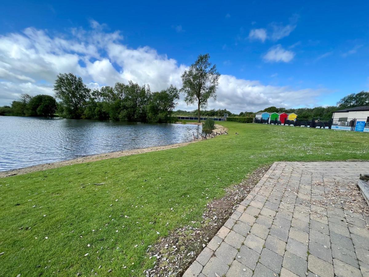 Mallard Corner, Cosy Cotswold Lakeview Lodge South Cerney Eksteriør billede