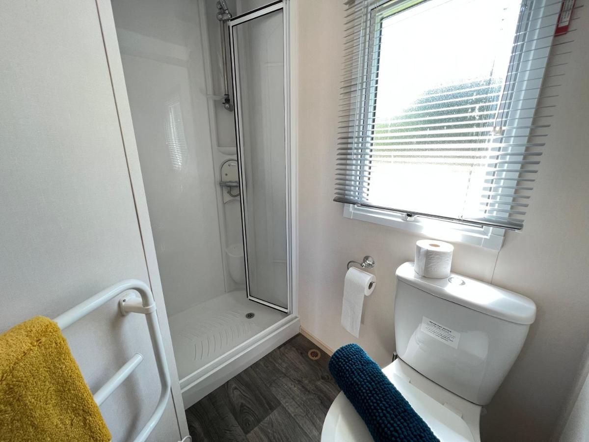 Mallard Corner, Cosy Cotswold Lakeview Lodge South Cerney Eksteriør billede