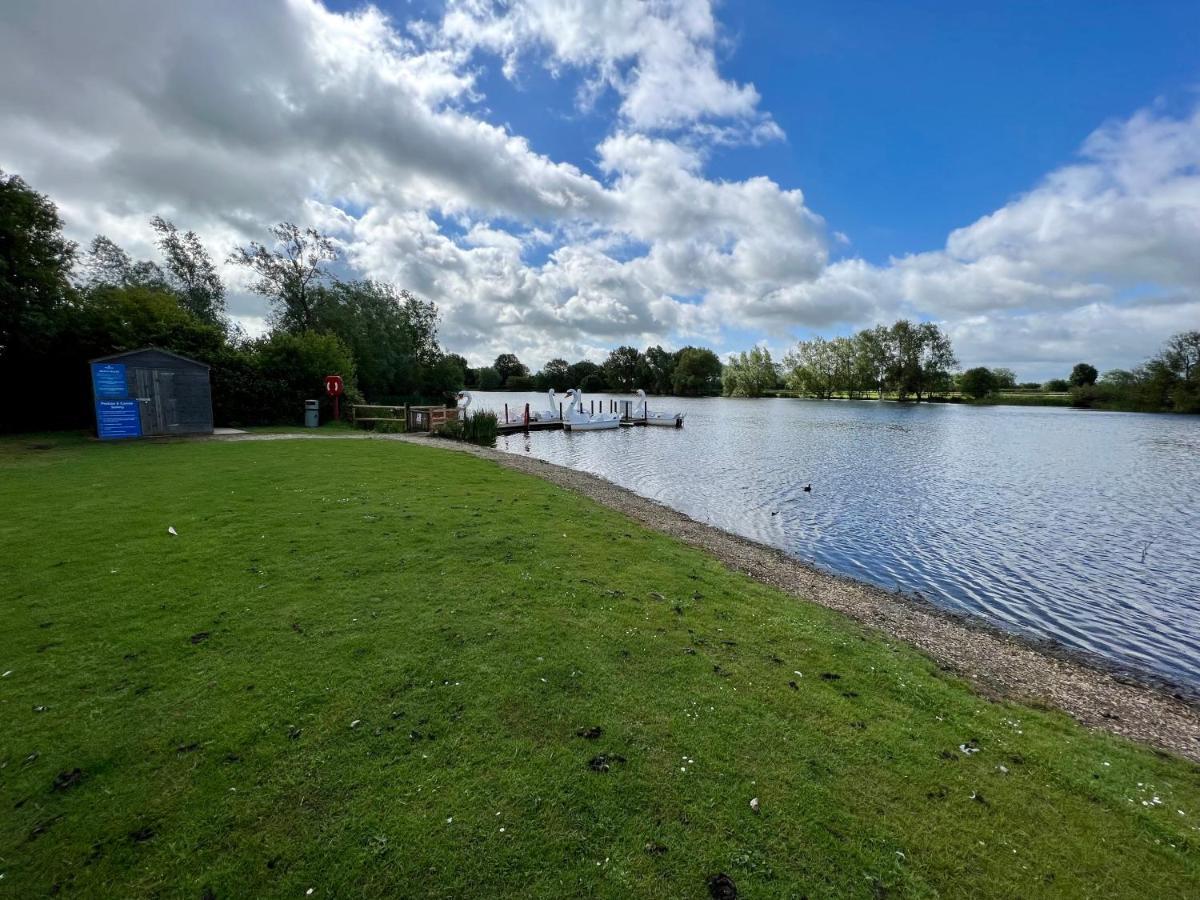 Mallard Corner, Cosy Cotswold Lakeview Lodge South Cerney Eksteriør billede