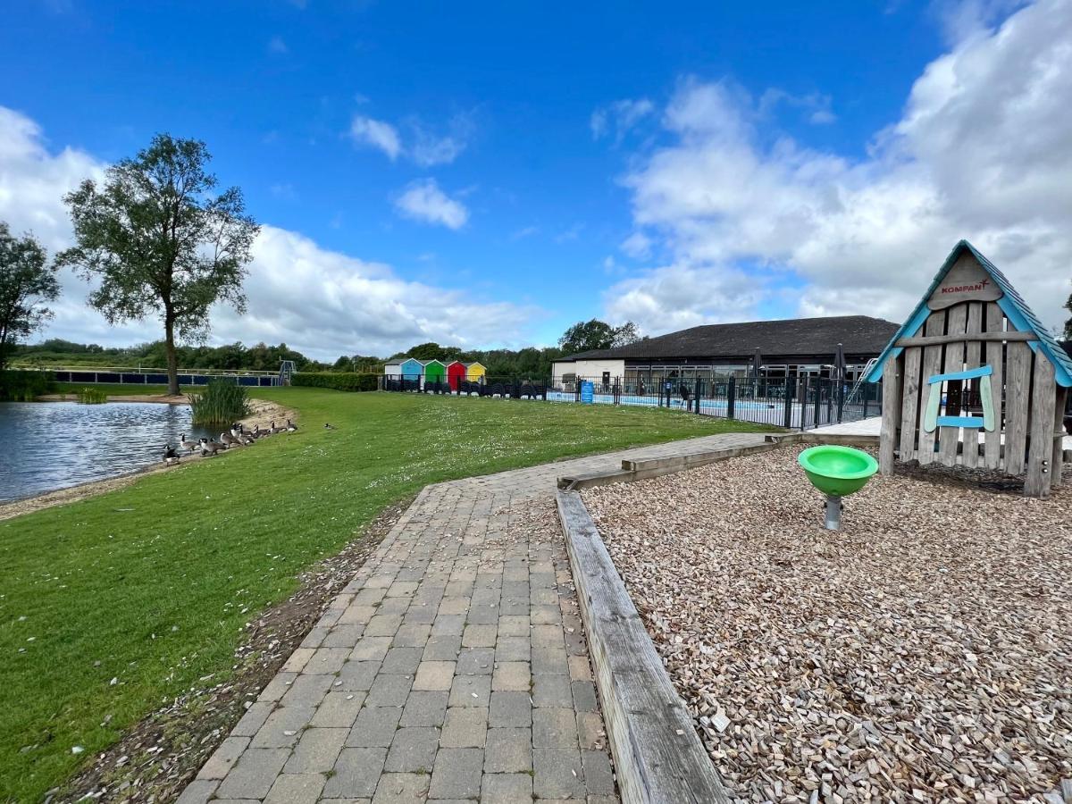 Mallard Corner, Cosy Cotswold Lakeview Lodge South Cerney Eksteriør billede