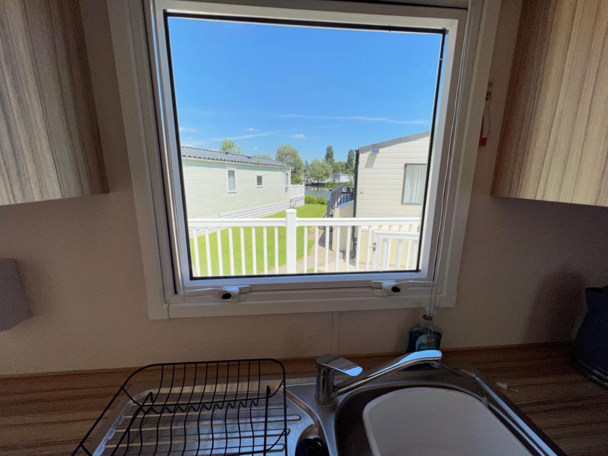 Mallard Corner, Cosy Cotswold Lakeview Lodge South Cerney Eksteriør billede
